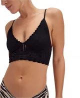 Bralette de encaje con copa triangular, escote festoneado, tiras finas regulables y banda inferior elastizada, en tono mostaza.