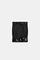 Top negro de tejido satinado con escote recto y hombros descubiertos. Detalle de lentejuelas combinadas a tono en la parte superior e inferior. Cierre lateral con cremallera oculta.