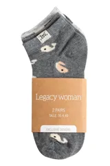 Medias cortas de color celeste melange, con diseño estampado de pequeñas ballenas y lunares.