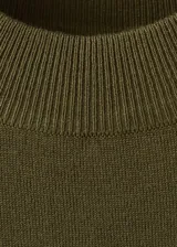 Chaleco de punto fino color verde militar, con diseño recto, cuello perkins, manga corta y detalle de cinturón para atar en la cintura.