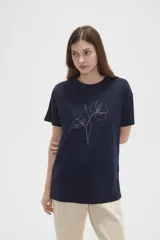 Remera de algodón de manga corta y cuello redondo, con diseño de línea fina bordado en el frente.