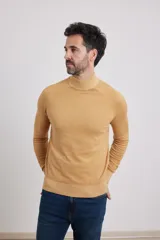 Polera de punto color tostado, de corte ajustado, mangas largas tipo raglán y cuello alto acanalado.