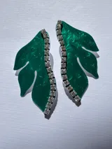 Aro dorado con forma de hoja y detalle de strass.