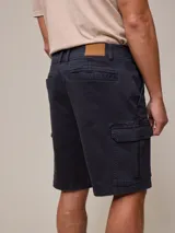 Bermuda cargo de sarga en color azul, con bolsillos laterales con solapa y cierre de botón. Diseño funcional con corte recto y ajuste cómodo.