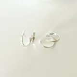 Aros de plata 950 con diseño texturizado.