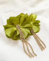Aros colgantes dorados con strass, con forma de flor en la parte superior y tres tiras de strass colgando.