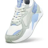 Championes Puma RS-X Reinvent para mujer, color blanco, celeste y verde agua. Capellada de mesh con superposiciones de cuero y gamuza. Entresuela con tecnología Running System (RS) para mayor comodidad.