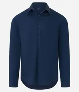 Camisa de vestir marrón oscuro, corte slim, de manga larga y cuello camisero.