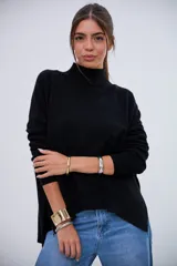 Sweater negro de cuello alto, manga larga y corte holgado con aberturas laterales.