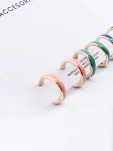 Set de tres pares de aros tipo argolla, de metal esmaltado en colores rosa pastel, celeste y azul.