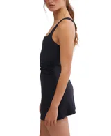 Vestido deportivo negro de corte ajustado, con escote cuadrado en el frente y tirantes anchos. La falda es corta y presenta un diseño envolvente o cruzado.