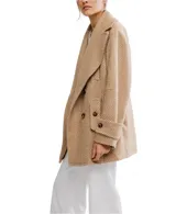 Abrigo tipo peacoat con diseño oversize y patrón de espiga. Presenta cuello clásico, cierre frontal de doble botonadura y silueta estructurada.