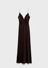 Vestido midi color borgoña con breteles finos, escote en V y frunce en el centro del busto.