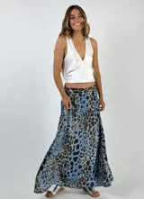 Pollera larga con estampado animal print en tonos celestes, marrones y negros.