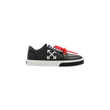 Zapatillas Off-White modelo New Low Vulcanized, color negro con cordones blancos, el característico logo de flechas cruzadas en el lateral y una etiqueta roja tipo precinto ("Zip Tie"). Suela vulcanizada de goma blanca y negra.