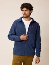 Campera de polar azul con cierre frontal completo, cuello alto y bolsillo en el pecho con cierre y detalle de parche de marca. Presenta paneles de tejido técnico en la zona del pecho.