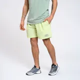 Short de baño Umbro color verde lima, con cintura elástica, bolsillos laterales y logo de la marca estampado en la pierna.