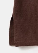 Pantalón capri de punto fino color marrón, de diseño entallado con aberturas laterales en el bajo.