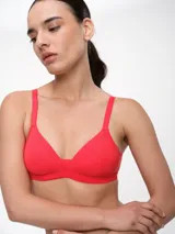 Soutien de estilo triangular en color rojo, con breteles regulables y diseño liso sin costuras visibles.