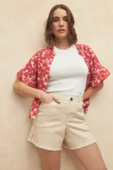 Short blanco de tiro alto, de algodón y elastizado, con terminación desflecada.