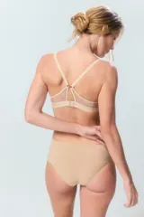 Culotte de tiro medio confeccionado en algodón con elastano, con costuras reforzadas y forro interior de algodón.