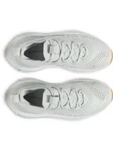 Championes Under Armour UA W Phantom 4 color gris claro, con amortiguación HOVR, cuello de punto elástico y suela de goma con detalles en color caramelo.