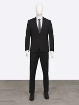 Traje de dos piezas compuesto por un saco de corte clásico con cierre de dos botones y bolsillos con solapa, y un pantalón de vestir de corte recto a juego.