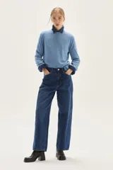 Jean de mujer color azul oscuro, tiro alto, con corte barrel y pierna ancha y ligeramente curva. Confeccionado en 100% algodón.