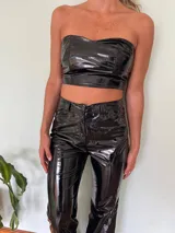 Top bandeau de charol negro con corte a la cintura.