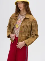 Campera de denim color marrón con cuello camisero, cierre frontal con botones y flecos en la parte superior de la espalda.