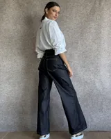 Pantalón de jean estilo wide leg con costuras verticales frontales, tiro alto y bolsillos laterales.