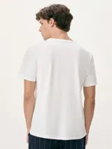 Camiseta celeste de corte slim, cuello redondo y manga corta.