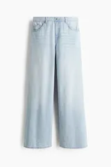 Jean de cinco bolsillos en denim rígido color celeste claro, con piernas amplias y corte holgado de talle medio.