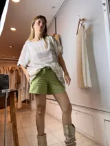 Short verde con lazo en la cintura.