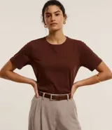 Remera básica de cuello redondo y manga corta, confeccionada en algodón suave y resistente.