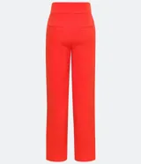 Pantalón de vestir color naranja, de corte recto y tiro alto, con bolsillos laterales y cierre frontal con cremallera.