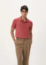 Polo marrón de manga corta confeccionada en tejido de piqué de algodón.