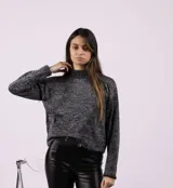 Polera de tejido de algodón con lurex plateado, de cuello alto y corte holgado.