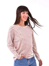 Remera negra de manga larga con cuello redondo y detalle de tachas doradas dispuestas en diagonal sobre el pecho.