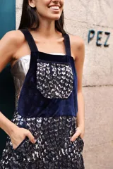 Vestido largo de jean con estampado de serpiente en tonos grises y blancos. Tiene breteles anchos, corte recto y bolsillos laterales.