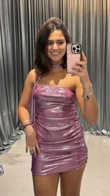 Vestido corto fucsia de lurex con escote strapless y frunce lateral.