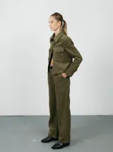 Pantalón de pana color marrón, de corte recto y tiro alto.