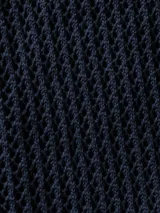 Sweater de algodón negro con diseño de tejido calado, cuello redondo y manga larga.