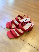 Sandalias Ana Paula de taco cuadrado y puntera cuadrada, color rojo, con tiras acolchadas en el empeine y tira trasera con ajuste elástico.