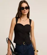 Blusa sin mangas de sastrería color negro, con escote corazón, breteles anchos, botones forrados y bajo en punta.