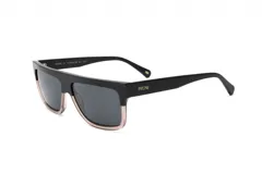 Lentes de sol de marco grueso estilo cuadrado/rectangular, color negro. Los lentes son oscuros y el borde inferior del marco tiene un detalle metálico en tono oro rosado. La marca PRÜNE está grabada en dorado en la patilla.