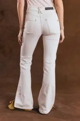 Pantalón jean de corte oxford, color blanco, con silueta ajustada en caderas y muslos y botamanga acampanada. Cuenta con bolsillos clásicos y costuras pespunteadas en contraste.