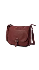 Bandolera morral color bordó, con tapa y broche, bolsillo principal, bolsillos internos organizadores y cierre trasero.