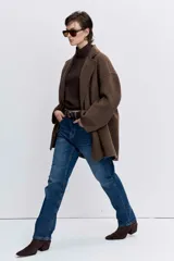 Pantalón de jean corte regular, de tiro medio y pierna recta, en tono azul clásico con efecto lavado.