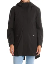 Gabardina técnica negra con sistema 3 en 1, compuesta por una capa exterior resistente al viento y lluvia con capucha, cierre frontal con solapa y bolsillos, y un chaleco interior capitoneado desmontable para mayor abrigo.